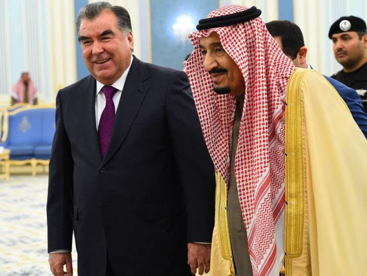 Президент Таджикистана Эмомали Рахмон с королем во время визита в Саудовскую Аравию в 2016 году; фото: news.tj