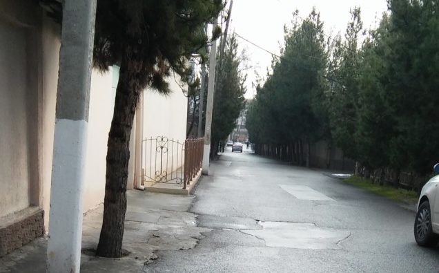 Улочка рядом с особняком, где, предположительно, живет, президент; фото:Ц-1