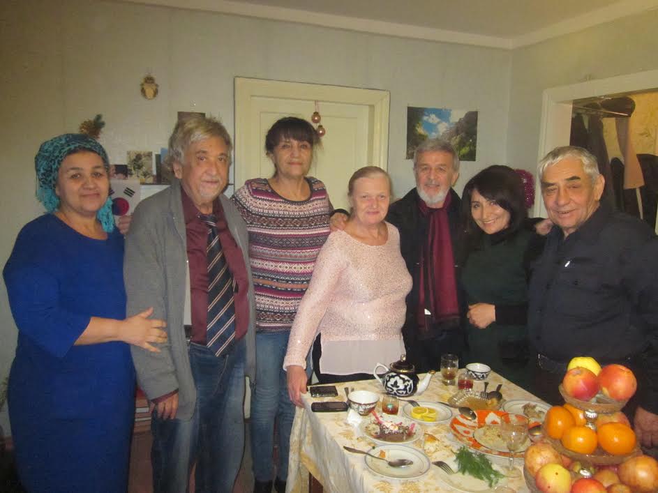 Коллеги и друзья отмечают день рождения Елены Урлаевой в Ташкенте; фото: ПАУ