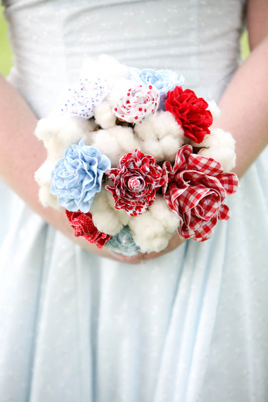 В США и Европе цветы хлопка стали обязательным атрибутом свадебного букета; фото: RnR-bride
