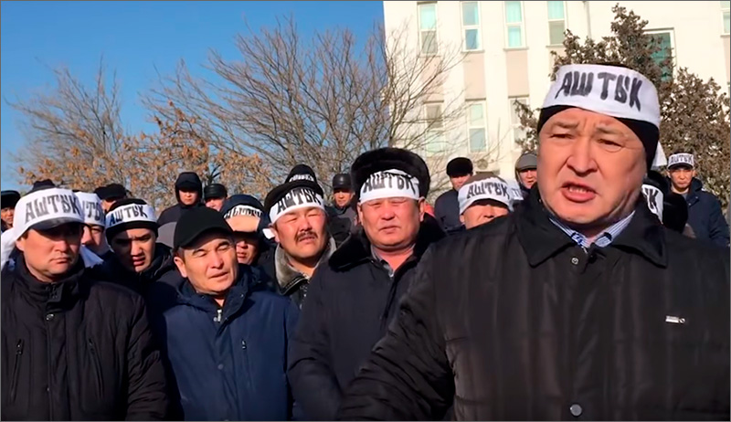 Голодающие нефтяники в Актау, на головах повязки с надписью: "Голод"; фото с сайта: subscribe.ru