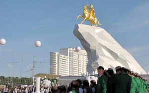 Памятник президенту Гурбангулы Бердымухамелову в Ашхабаде; фото: posztinfo.hu