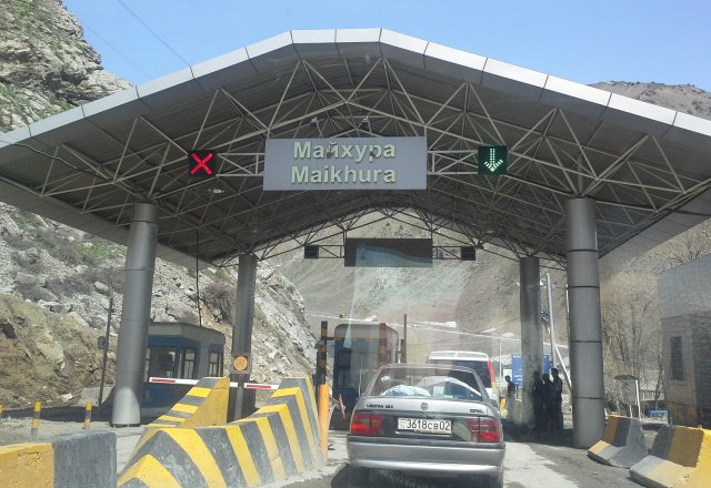 Пропускной пункт на платной автодороге Душанбе-Чанак в Таджикистане; фото: catoday.org
