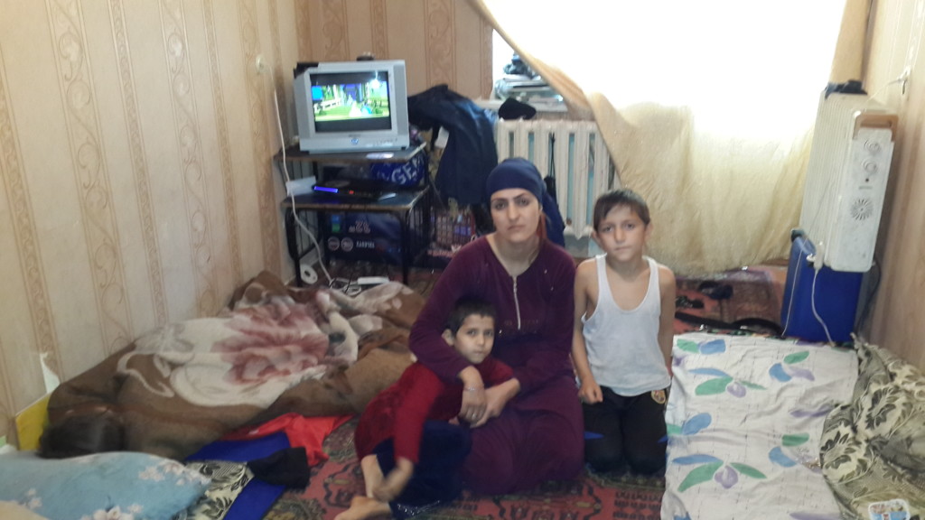 Дилбар Гургова с детьми в съемной квартирев Душанбе; фото: Ц-1