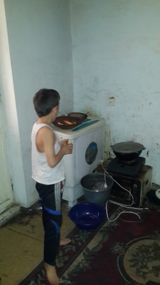 Сын Дилбар Гурговой на кухне их съемной квартиры; фото: Ц-1