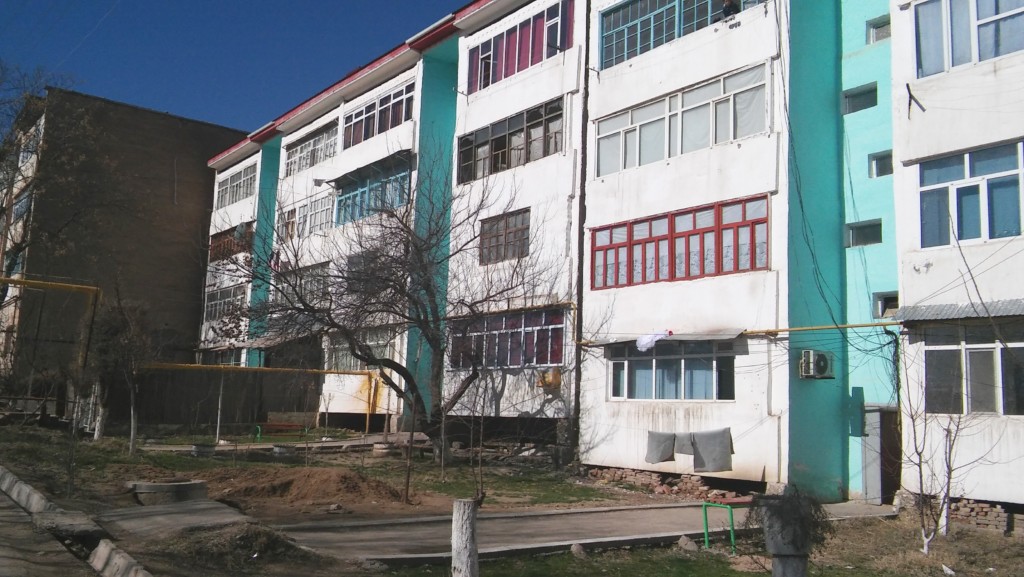 Аккуратные фасады домов на центральной улице Сарыагаша; фото: Ц-1