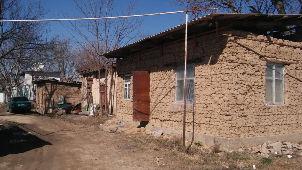 Один из домов, построенных в Сарыагаше выходцами из окрестных сел; фото: Ц-1