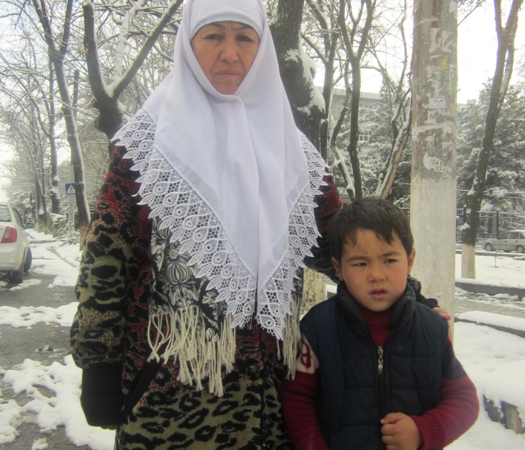 Каромат Кадырова с внуком Акбарали в Ташкенте; фото: Ц-1