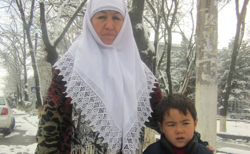 Каромат Кадырова с внуком Акбарали, сыном погибшего Муродилло; фото: Ц-1