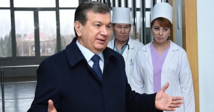 Президент Узбекистана Шавкат Мирзиёев с медиками страны; фото: med.uz