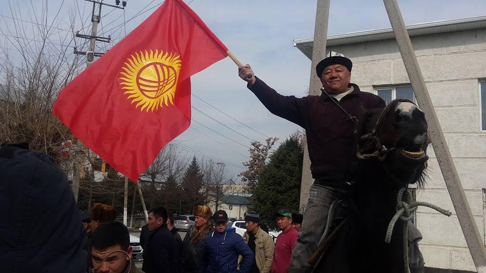 Протест в Оше 26 февраля в связи с арестом Омурбека Текебаева; фото: скриншот