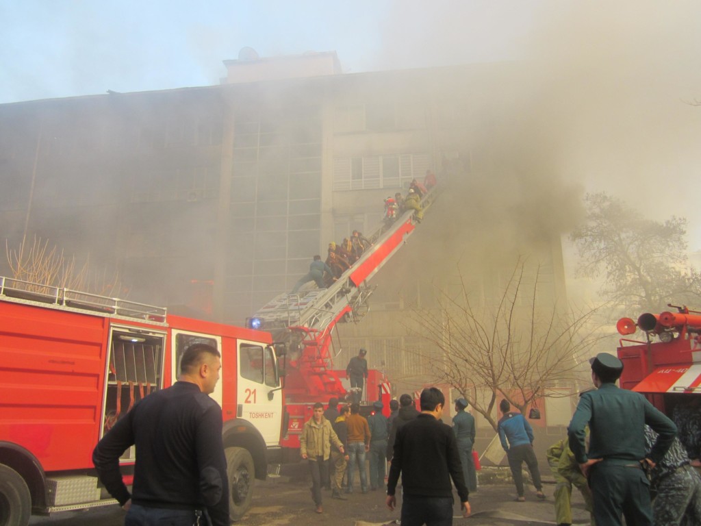 Пожар в здании прокуратуры Ташкентской области 23 февраля 2017 года; фото: Ц-1