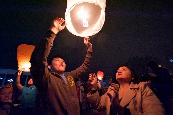 Казахстанцы запускают фонарики в День Валентина; фото: voxpopuli.kz