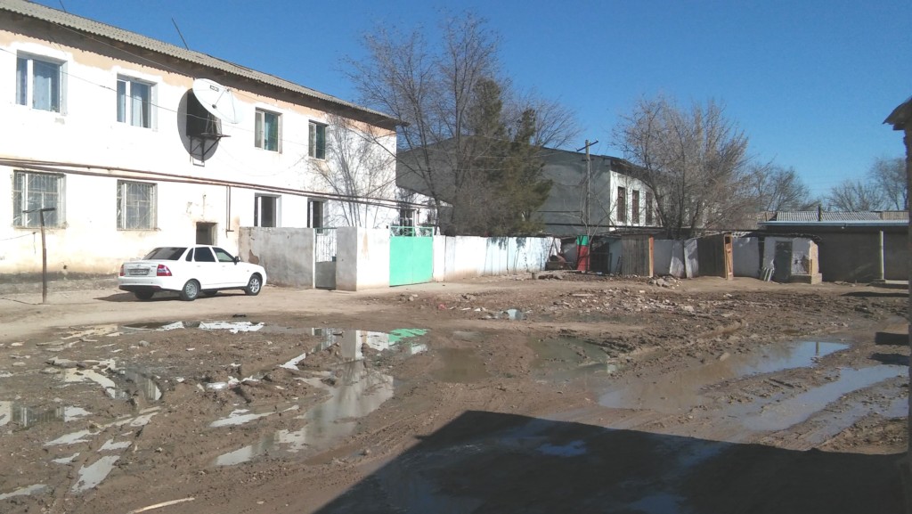Многоквартирные дома без удобств. Туалеты расположены на улице; фото: Ц-1