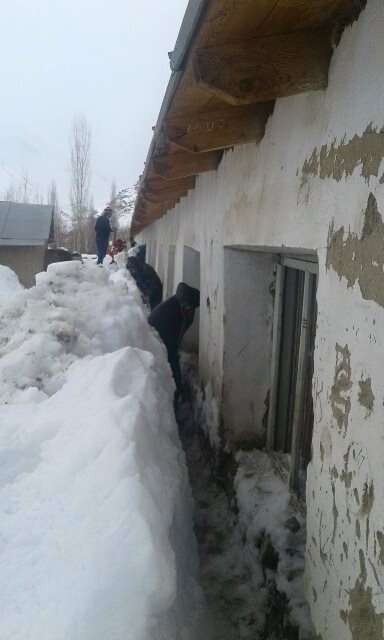 Дома в Таджикистане, заваленные снегом; фото: Facebook