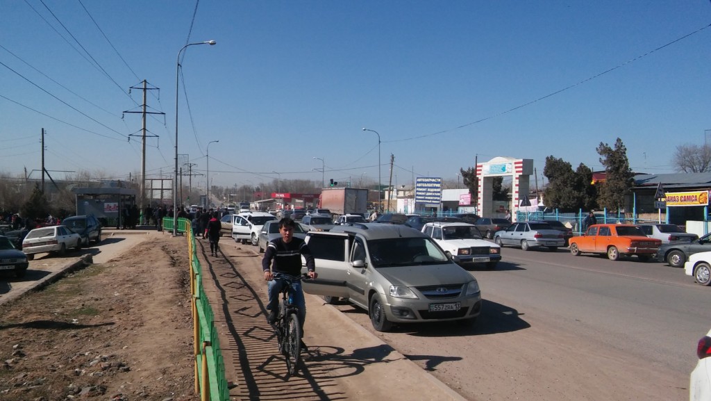 Главный междугородний транспорт в Сарыагаше - частные такси; фото: Ц-1