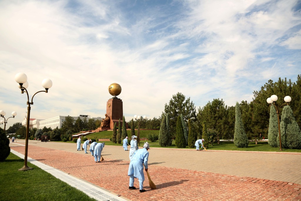 Уборка площади Независимости в Ташкенте; фото: Ц-1