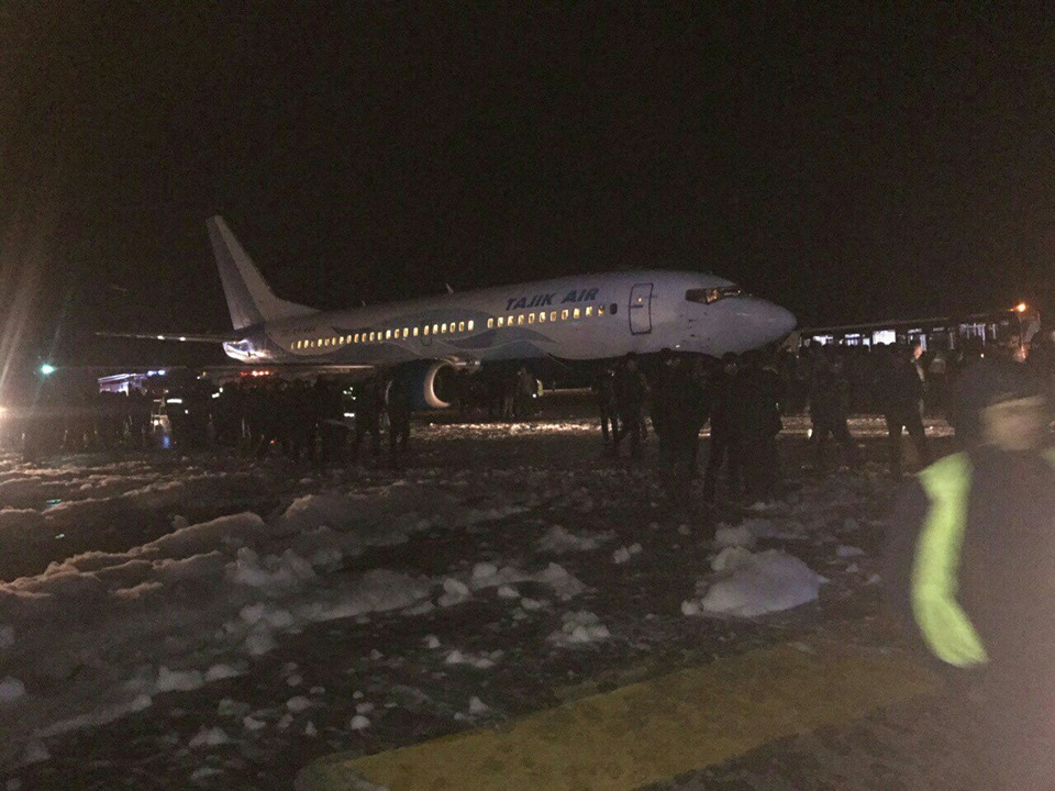 Самолет компании Tajik Air после успешного рпиземления в Худжанде; фото: Фейсбук