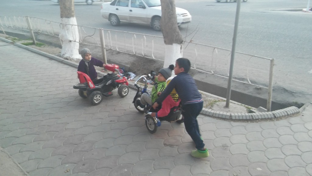 Дети на улицах Денау; фото: Ц-1