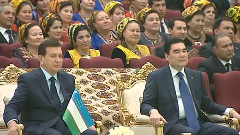 Президенты Узбекистана и Туркменистана во время праздничного концерта в их честь; фото: chrono-tm.org