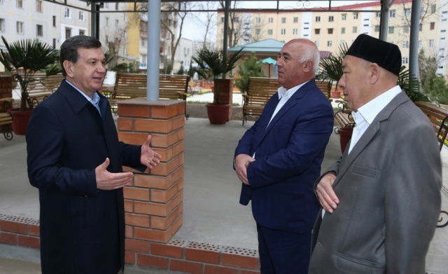 Шавкат Мирзиёев в новом махаллинском центре в Юнусабадском районе; фото: пресс-служба Президента Узбекистана