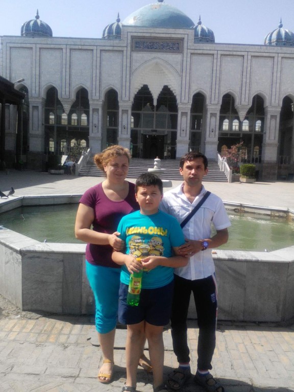 Амин с женой Ириной и ее сыном Русланом в худжандской мечети Шейха Муслихитдина, лето 2016 года; фото из семейного архива