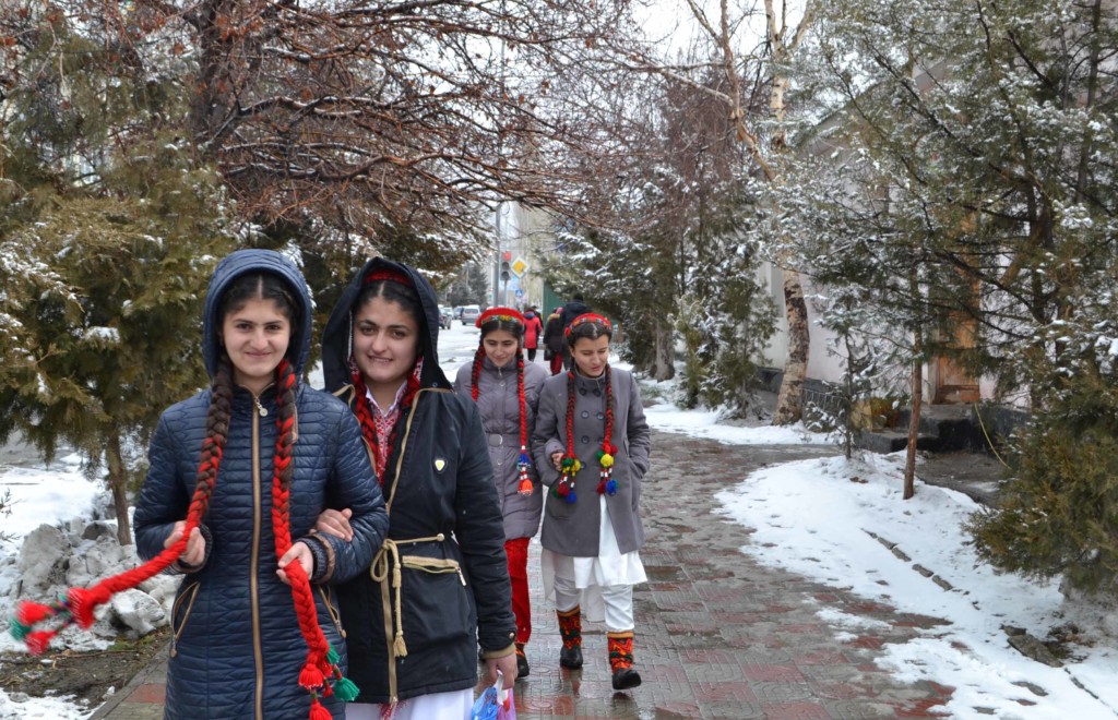 Девушки на улицах Хорога (Горно-Бадахшанская автономная область Таджикистана) в национальных одеждах в день Навруза; фото: news.tj