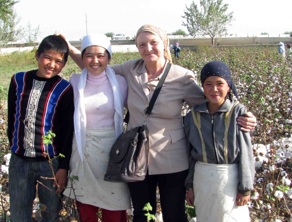 Елена Урлаева с детьми на хлопковом поле Узбекистана; фото: ПАУ