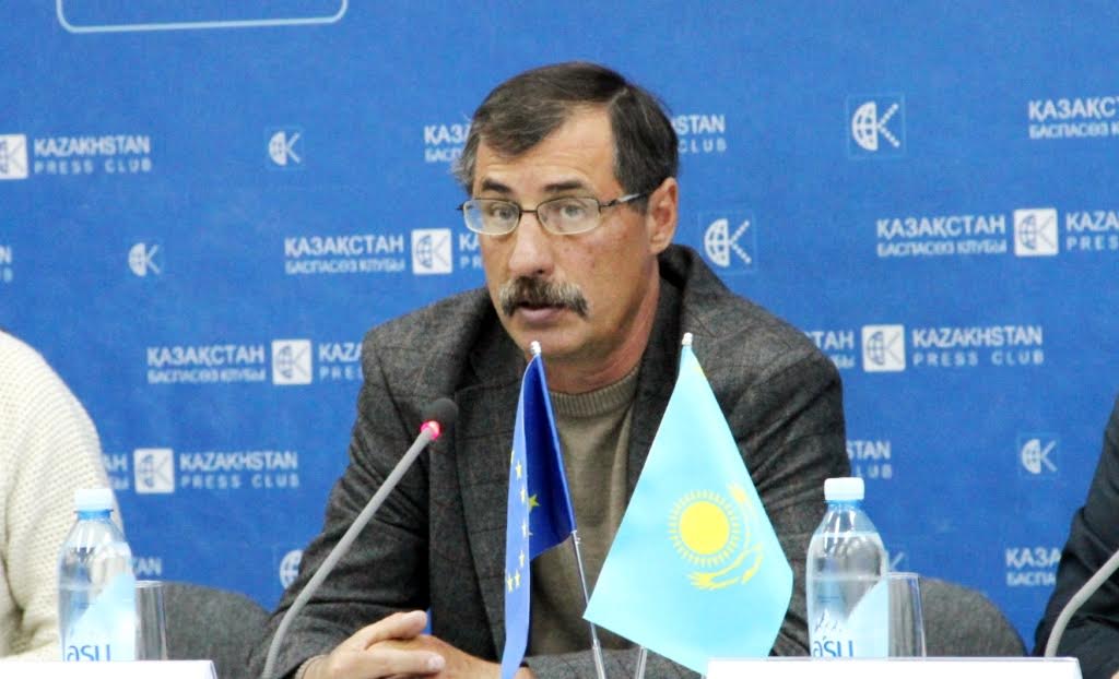Директор Казахстанского Международного бюро по правам человека и соблюдению законности Евгений Жовтис; Ц-1