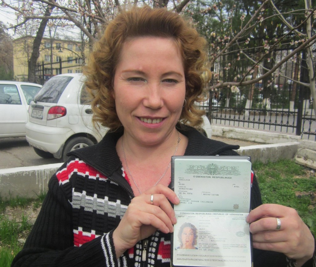 Ольга Васильева показывает полученный вчера новый паспорт гражданина РУ; фото: Ц-1