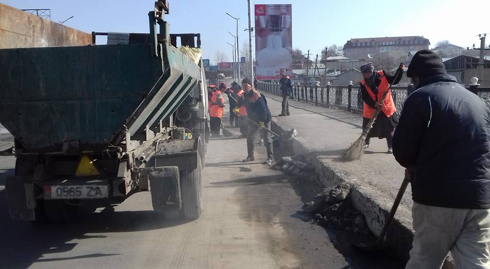 Сотрудники компании "Ош-Тазалык" убирают мусор на улицах города; фото: Ц-1