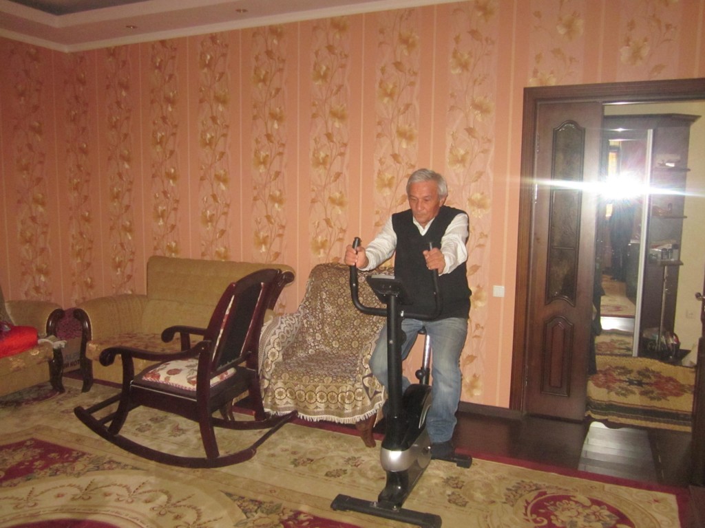По сей день пенсионер Шарипов не забывает заниматься спортом; фото: Ц-1
