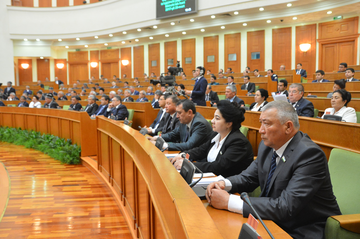Девятое пленарное заседание парламента Узбекистана, 28 марта 2017 года; фото: Senat.uz
