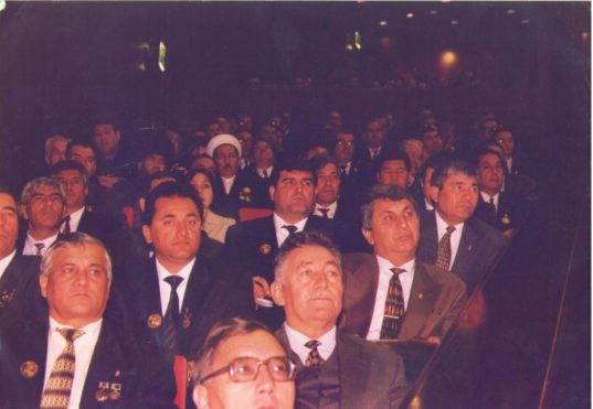 Кяризов в ряду других чиновников во время одного из заседаний; фото из семейного архива