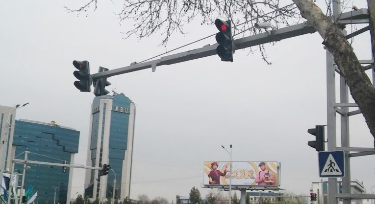 Камеры видеофиксации нарушений правил дорожного движения в Ташкенте; фото: Ц-1