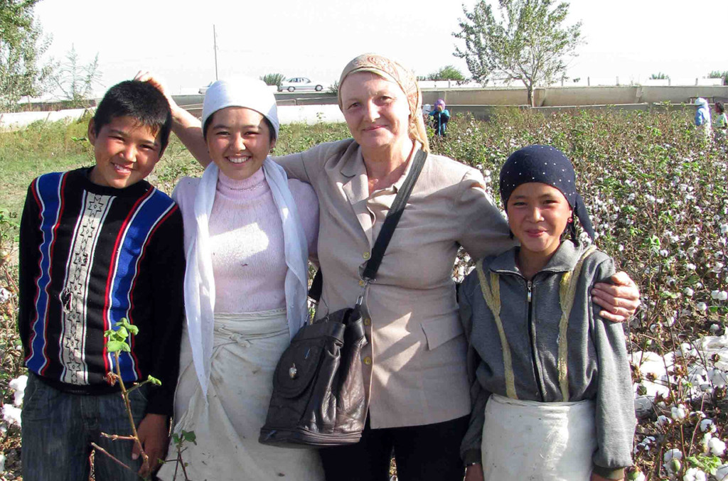 Елена Урлаева с детьми на хлопковом поле Узбекистана осенью 2016 года; фото: Ц-1