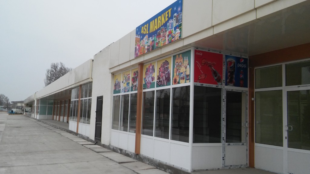 Многие магазины утром 1 марта были закрыты; фото: Ц-1