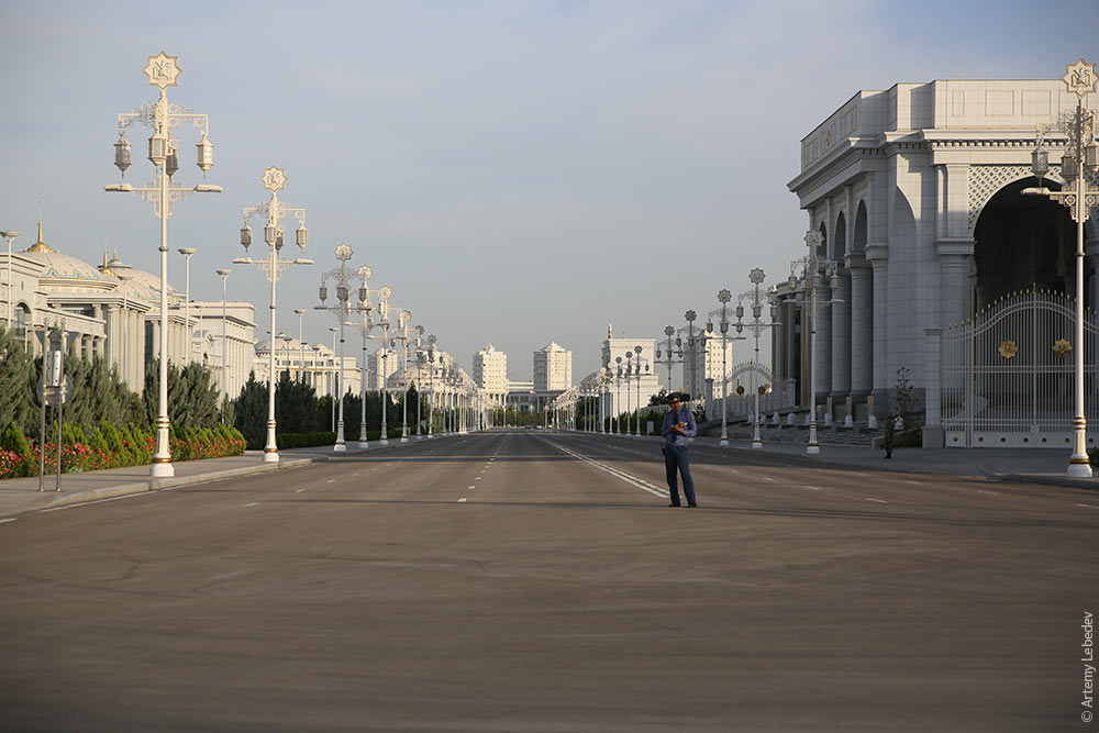 Улица, ведующая к президентскому дворцу; фото: Tema.ru