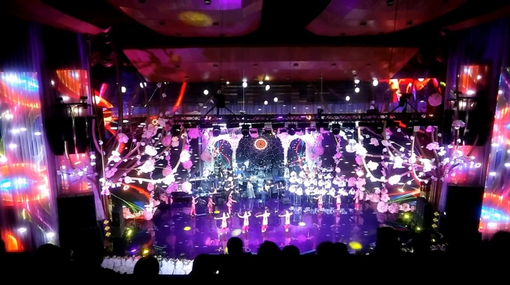 Световое шоу во время концерта Юлдуз Усмановой 22 апреля; фото: Ц-1
