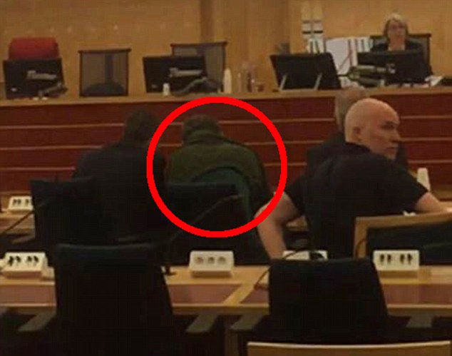 Акилов (обведен красным кружком) во время заседания суда Daily Mail