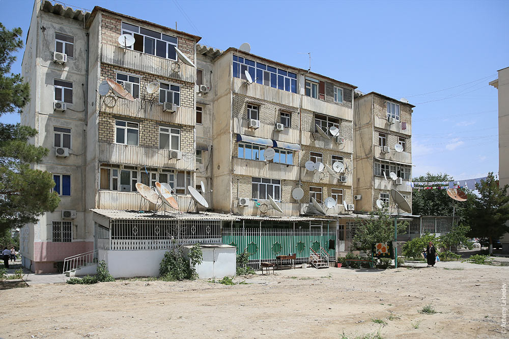 Типичные многоэтажки, в которых живут жители Ашхабада; фото: Tema.ru