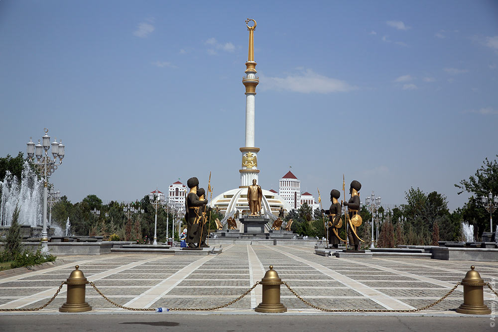 Один из многих монументов первого президента Туркменистана Сапармурата Ниязова в Ашхабаде; фото: Tema.ru
