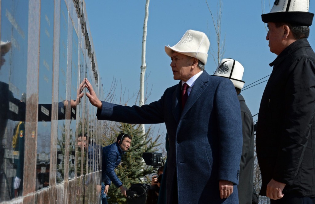 Алмазбек Атамбаев на праздновании Дня апрельской революции; president.kg
