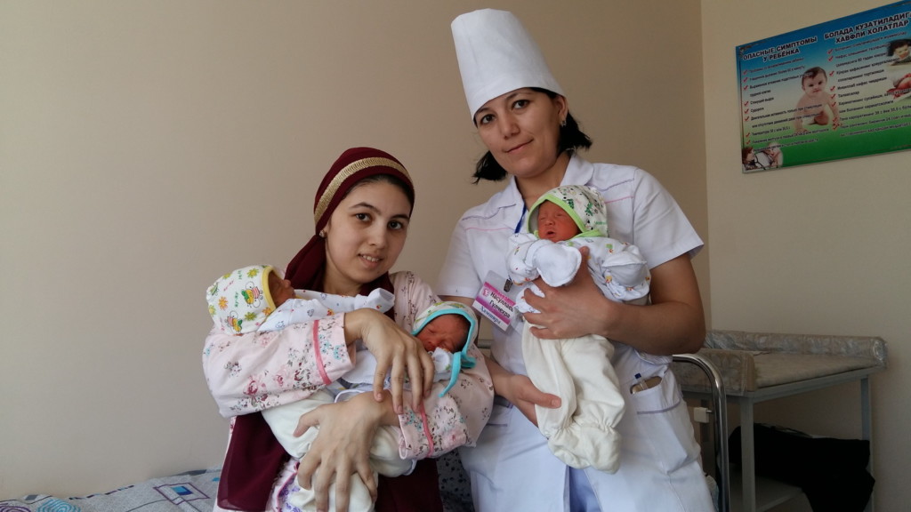 Мама Нигора с младенцами - Шавкатом, Миромоном и Мирзиё; фото: Ц-1
