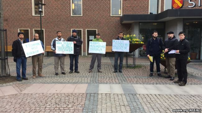Акция беженцев из Узбекистана, живущих в Швеции, на которой они осуждают теракт; фото: Озодлик