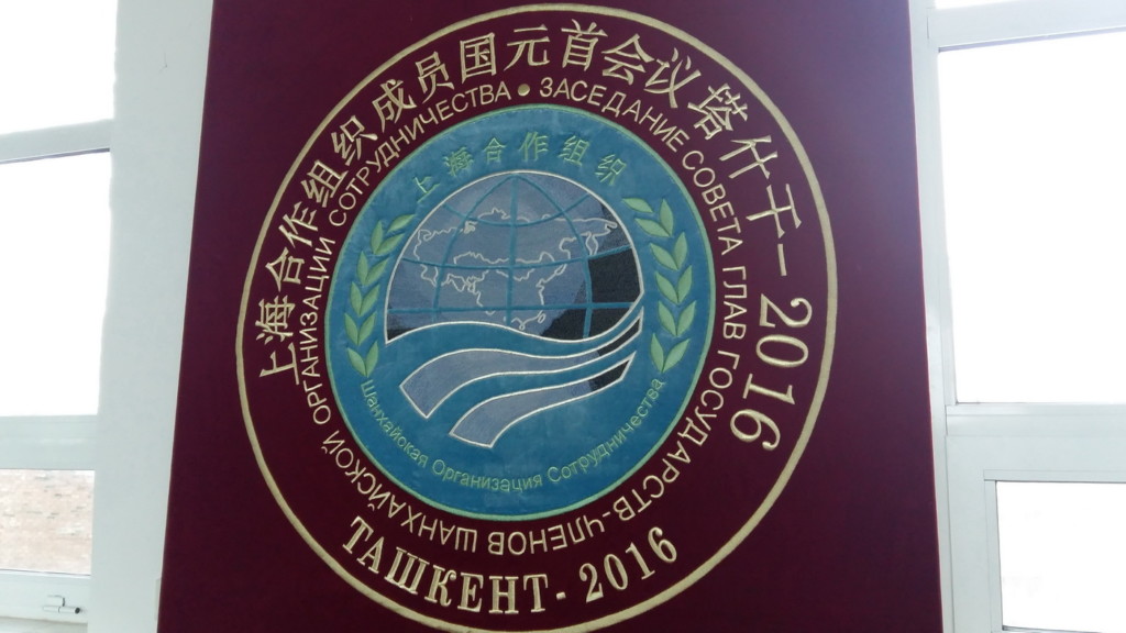 Эмблема ШОС, вышитая к саммиту в Ташкенте 2016 года; фото: Ц-1