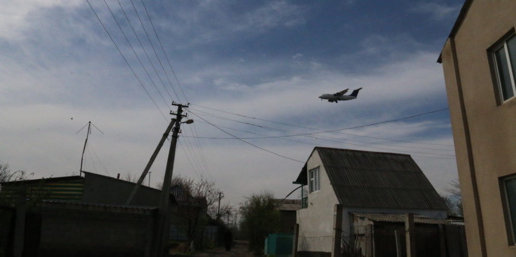 Самолет заходит на посадку над поселком Дача-Суу; фото: Ц-1