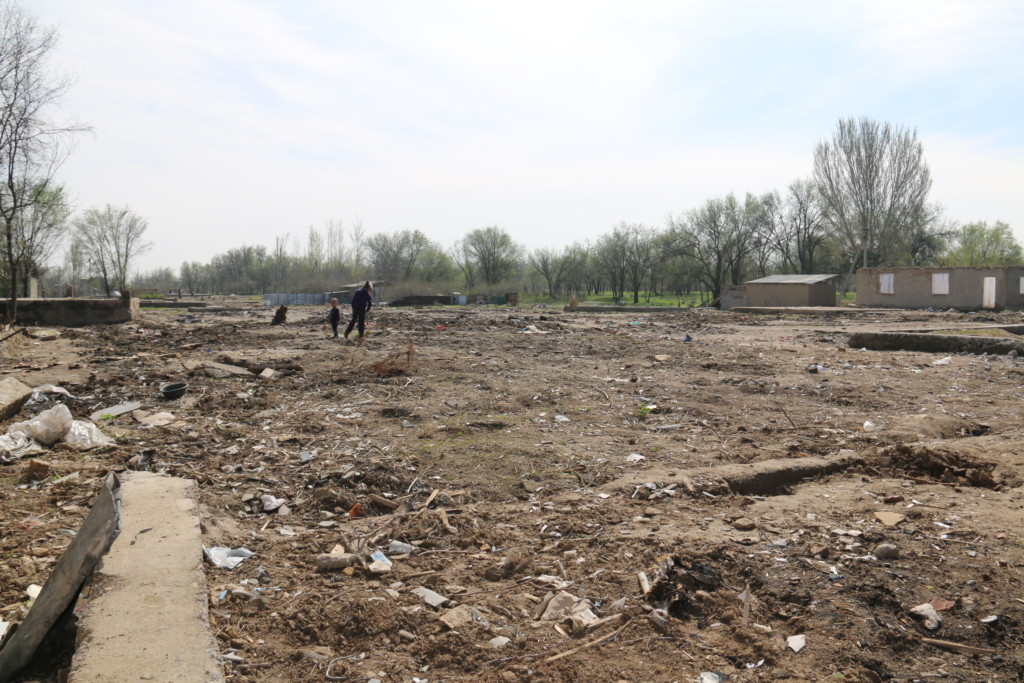 Место трагедии: остатки домов, разрушенных самолетом, снесены; фото: Ц-1