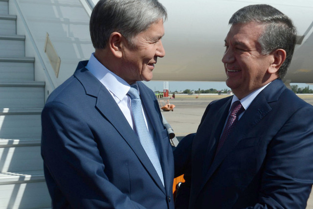Президент Кыргызстана Алмазбек Атамбаев и президент Узбекистана Шавкат Мирзиёев во время встречи в Ташкенте в декабре 2016 года; фото: пресс-служба президента Кыргызстана