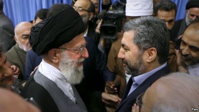 Лидер ПИВТ Мухиддин Кабири и высший руководитель Ирана – аятолла Али Хаменеи в 2015 году...